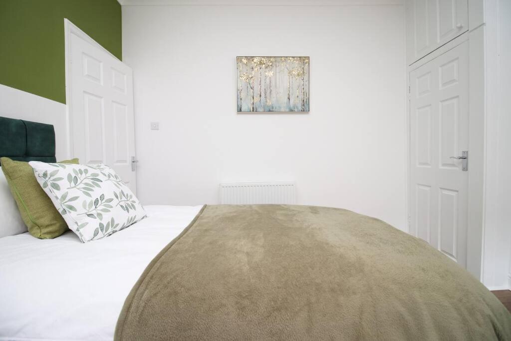Holiday House For 7 Guests, Free Wi-Fi & Self Check-In Explore Newport Villa Exterior photo