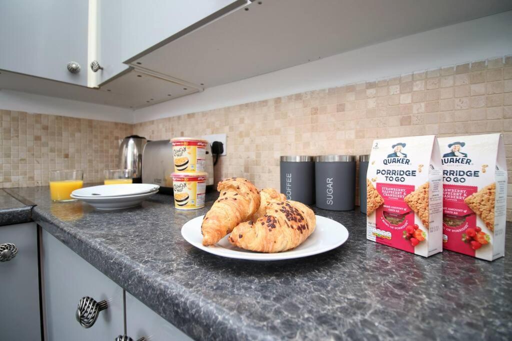 Holiday House For 7 Guests, Free Wi-Fi & Self Check-In Explore Newport Villa Exterior photo