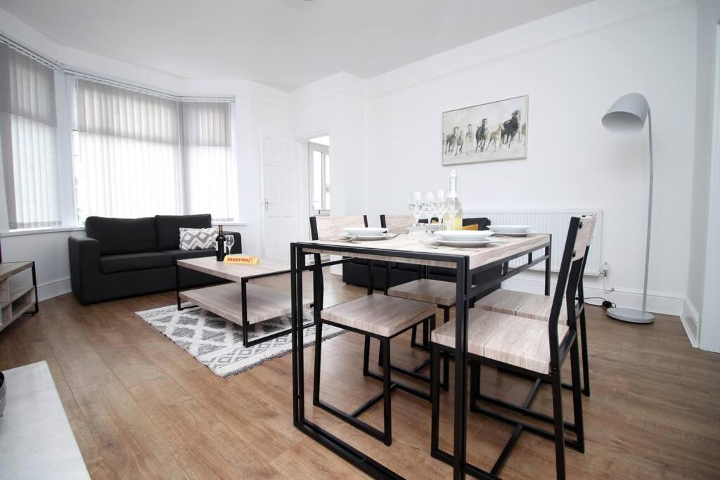 Holiday House For 7 Guests, Free Wi-Fi & Self Check-In Explore Newport Villa Exterior photo